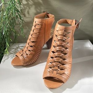 NWOT Vince Camuto “Emore” Sandal in Tan (7-1/2M US)